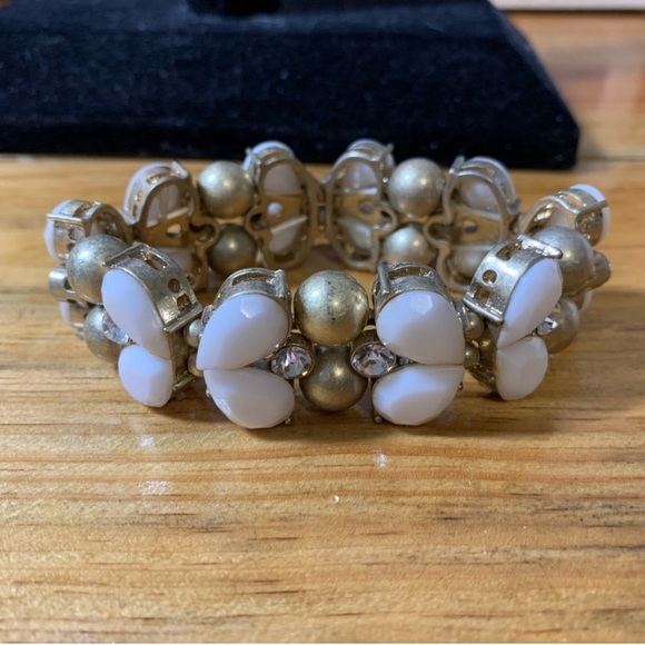 Elegant White and Gold Stretch Bracelet - Picture 5 of 5
